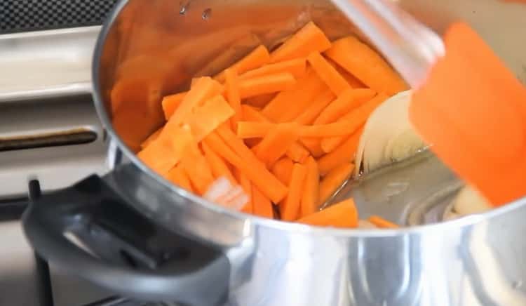 Para cocinar estofado de verduras con calabacín, picar todas las verduras