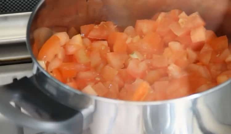 Para cocinar estofado de verduras con calabacín, picar los tomates