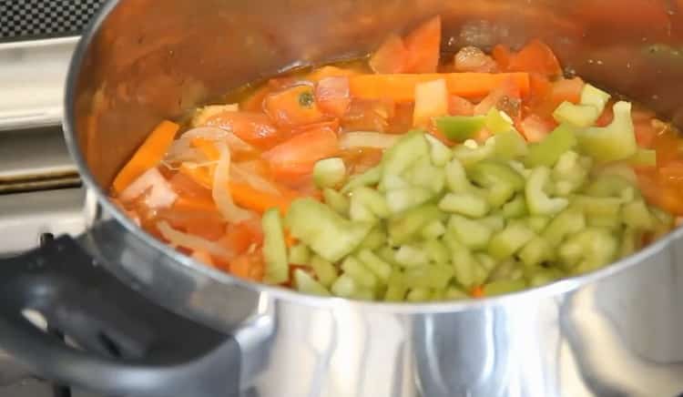 Pour cuire un ragoût de légumes avec des courgettes, hachez tous les légumes