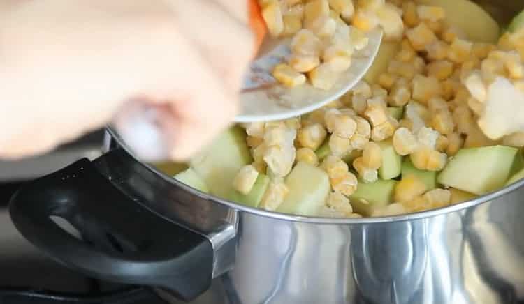 Para preparar menestra de verduras con calabacín, prepare todos los ingredientes.