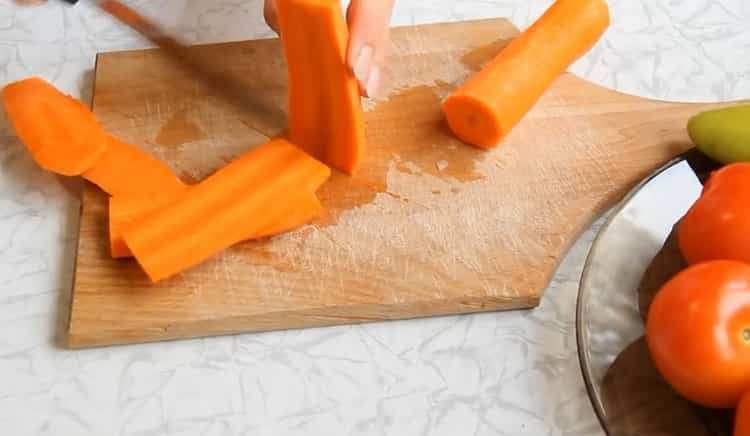 Para cocinar estofado de verduras con calabacín, pique las zanahorias