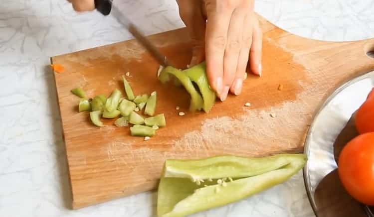 Para cocinar estofado de verduras con calabacín, pique la pimienta