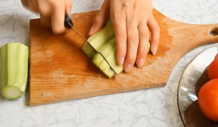 Para hacer menestra de verduras con calabacín, pica todos los ingredientes