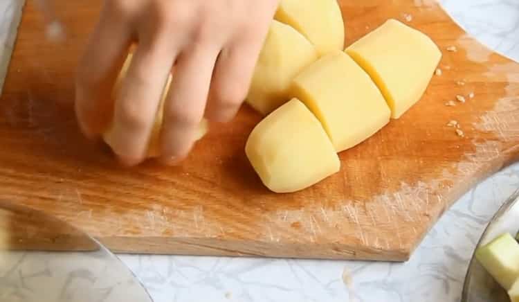 Para cocinar estofado de verduras con calabacín, corte las papas