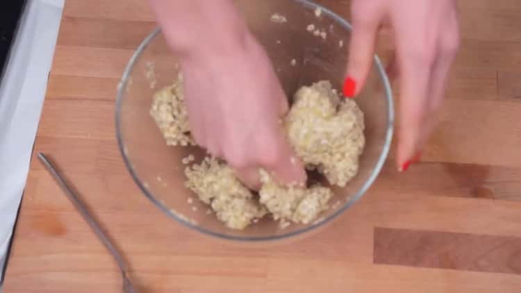 Pour faire des biscuits à l'avoine, préparez la pâte