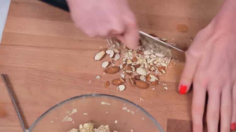 Pour faire des biscuits à l'avoine, hachez les noix