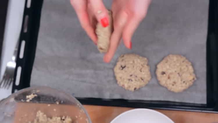 Pour préparer des biscuits à l'avoine, préparez une plaque à pâtisserie