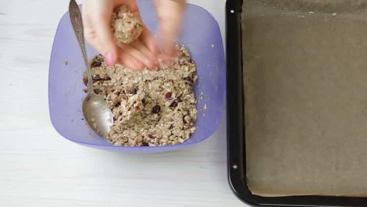 Para hacer galletas de avena con un plátano, precaliente el horno