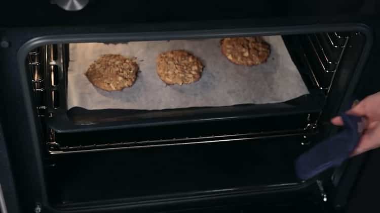 Para hacer galletas de avena con una manzana, encienda el horno