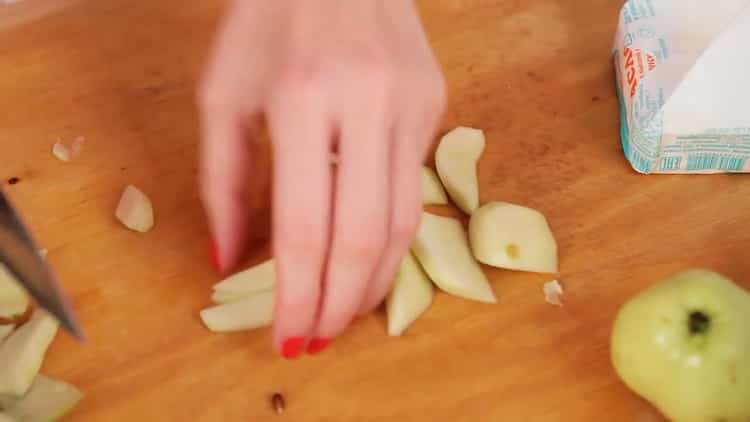 Da biste napravili kolače od zobene kaše s jabukom, izrežite jabuku
