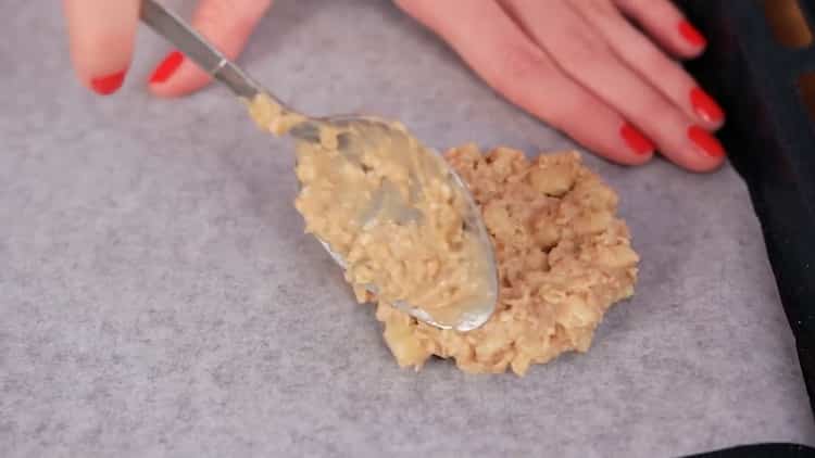 Para hacer galletas de avena con manzana, coloque las galletas en pergamino