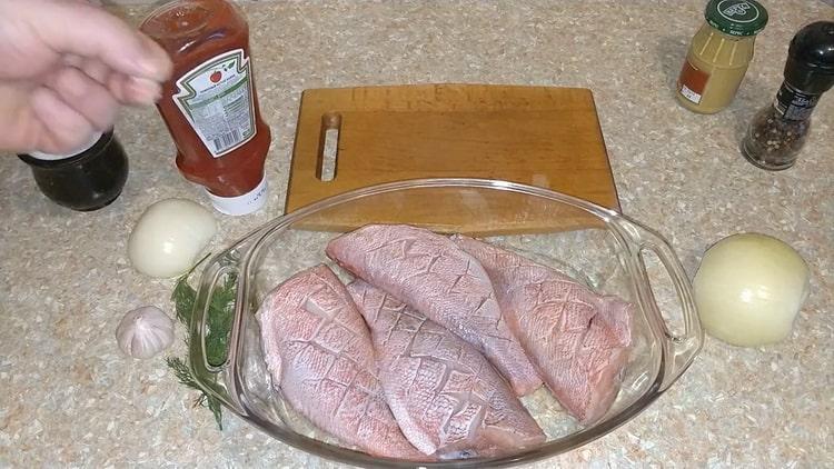 Pon el pescado en el horno para cocinar la perca roja en el horno.