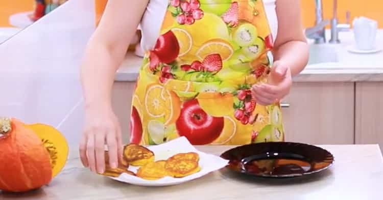 Pon panqueques de calabaza en una servilleta.