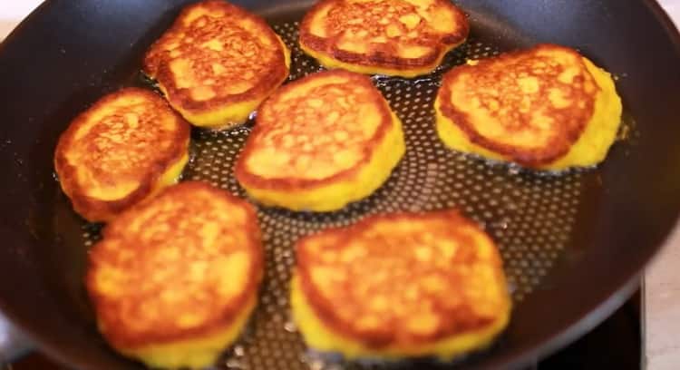 Pour faire des pancakes à la citrouille, faites frire la pâte