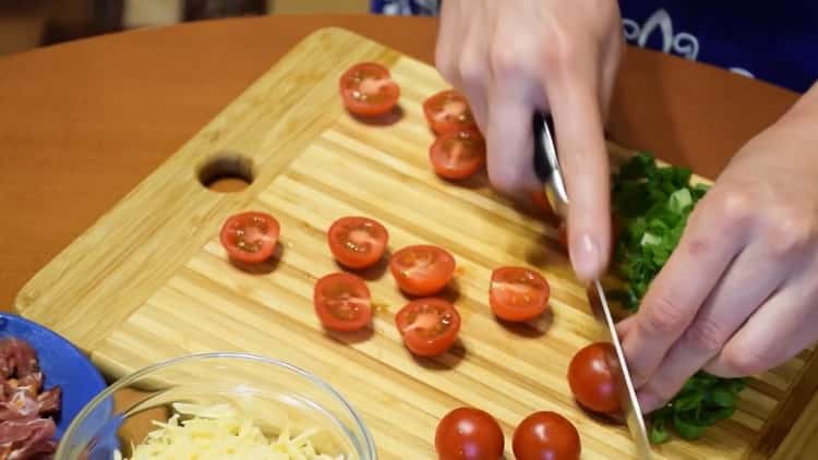 Para hacer una tarta abierta, picar los tomates