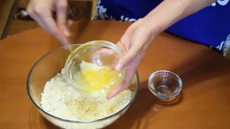 Mezcle los ingredientes para un pastel abierto.