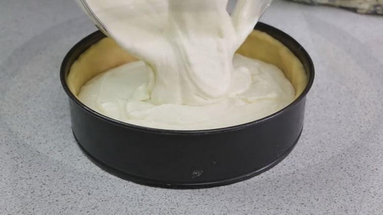 Pour préparer une tarte ouverte avec du fromage cottage, mettez la garniture sur la pâte