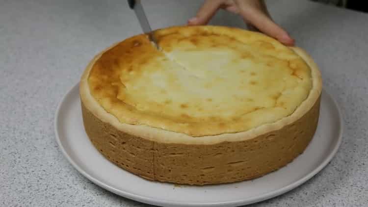 La tarte ouverte avec du fromage cottage est prête