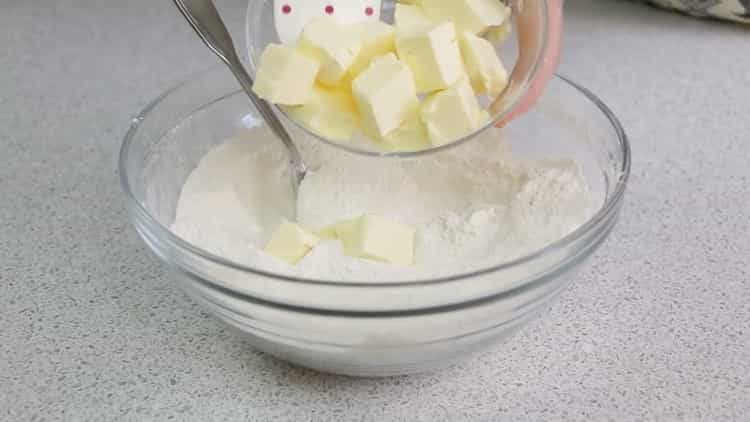 Da biste napravili otvorenu pitu sa sirom, pomiješajte brašno i maslac