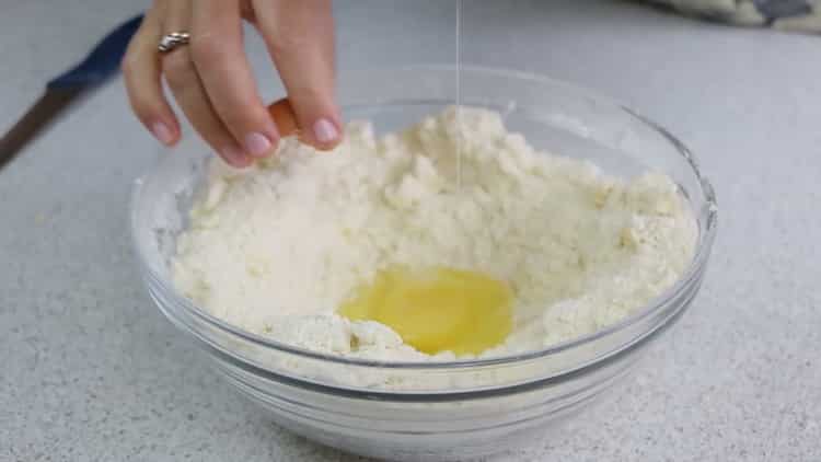 Pour faire une tarte ouverte avec du fromage cottage, préparez la pâte