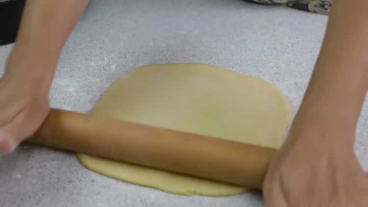 Pour faire une tarte ouverte avec du fromage cottage, étalez la pâte