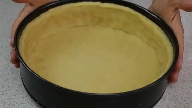 Pour préparer une tarte ouverte avec du fromage cottage, mettez la pâte dans un moule