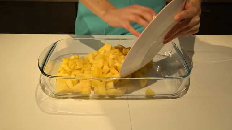Para cocinar el fletán en el horno, ponga las papas en un molde.