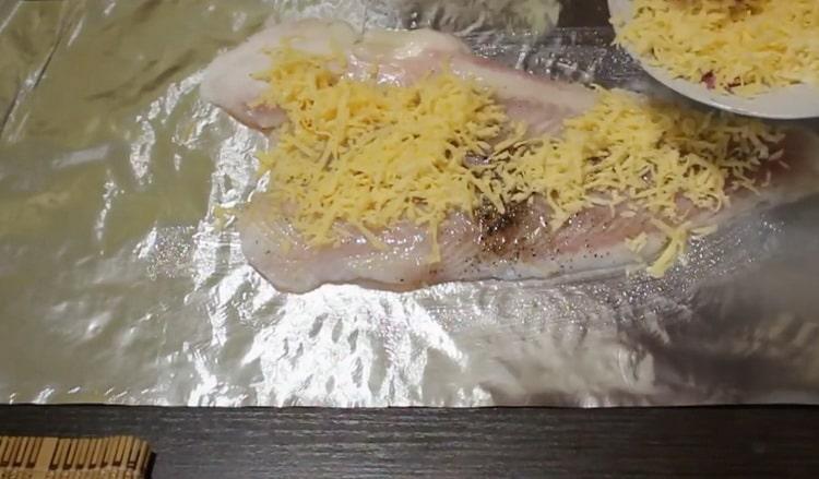 Put cheese in the oven to cook pangasius