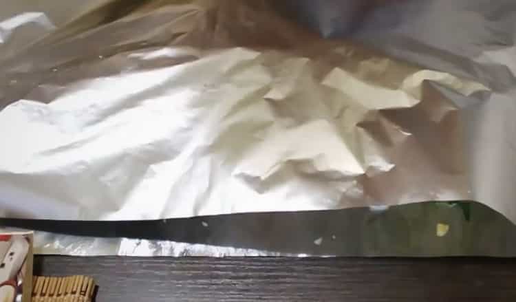 Pour préparer le pangasius au four, préparez le papier d'aluminium