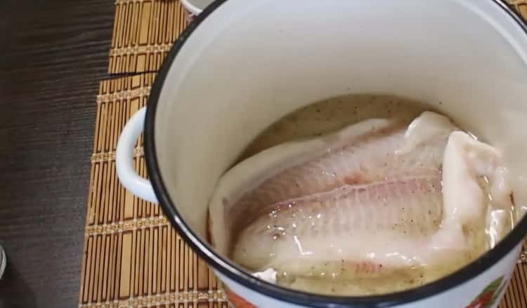 Para cocinar el panga en el horno, marinar el pescado.