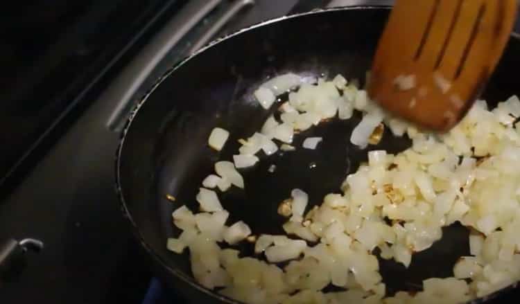 Para cocinar el panga en el horno, freír las cebollas.