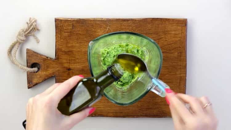 Agregue aceite de oliva para hacer pasta de aguacate y sándwich