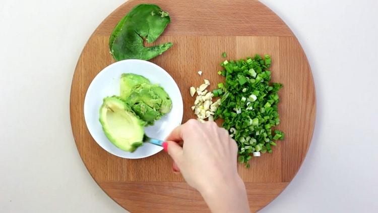 To prepare sandwich avocado paste, prepare the ingredients