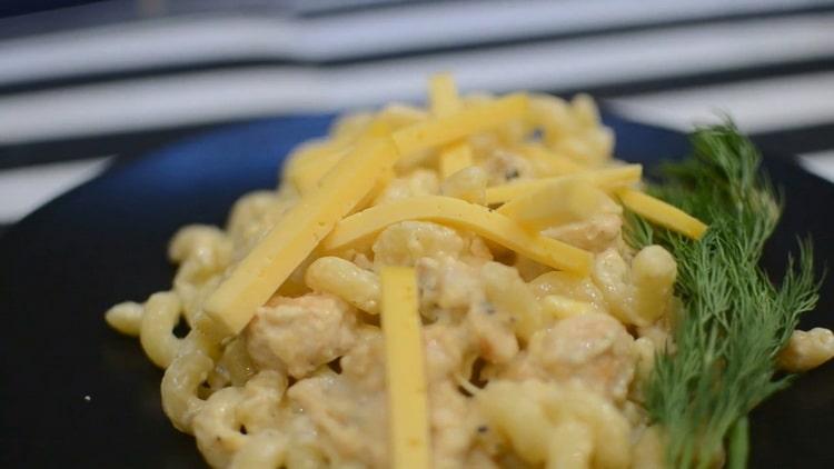 les pâtes au poulet dans une sauce crémeuse sont prêtes