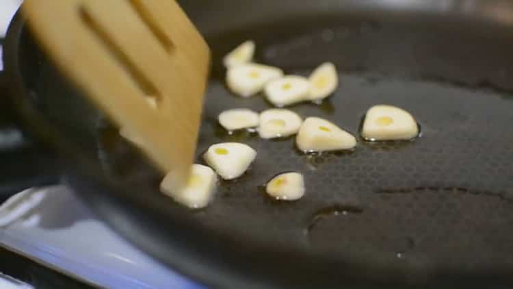 Da biste napravili pileće tjestenine u kremastom umaku, narežite češnjak