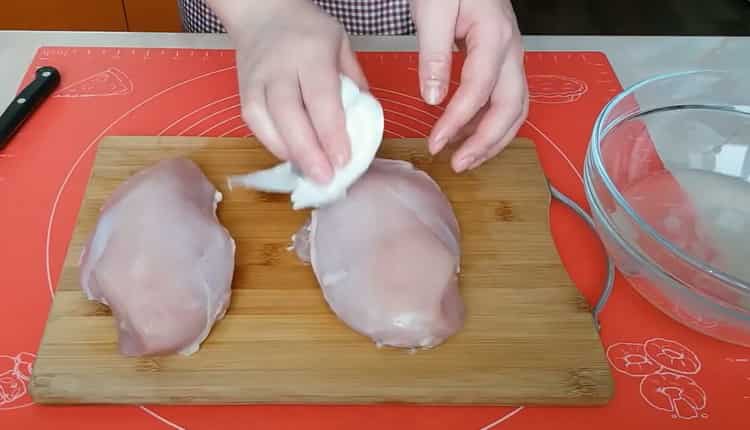 Para hacer pastrami de pechuga de pollo, acaricie la carne