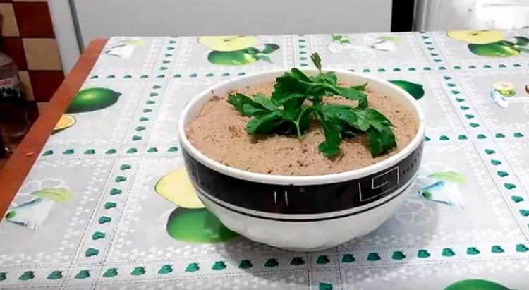 La pasta de hígado de conejo, cuando se sirve, se puede decorar con ramas de perejil.