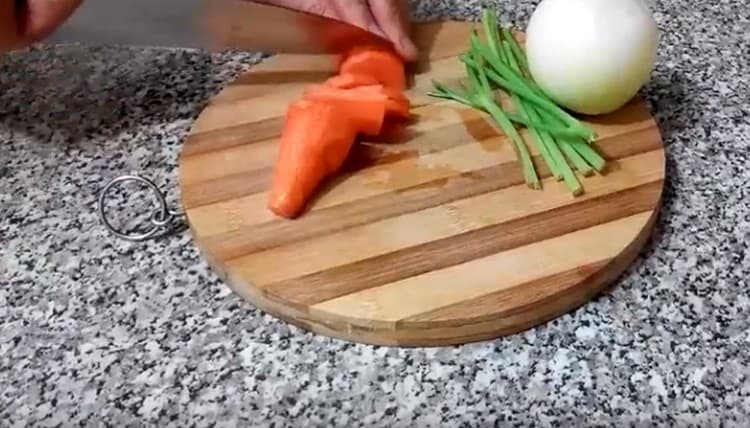 Cortar la zanahoria en rodajas.