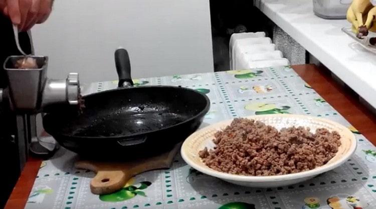 Dos veces pasamos la masa a través de una picadora de carne, y por tercera vez le agregamos aceite.