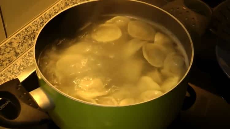 Para cocinar albóndigas de carne. hervir agua