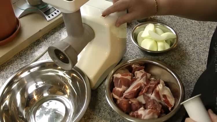 Pour la cuisson de boulettes de boeuf. préparer les ingrédients