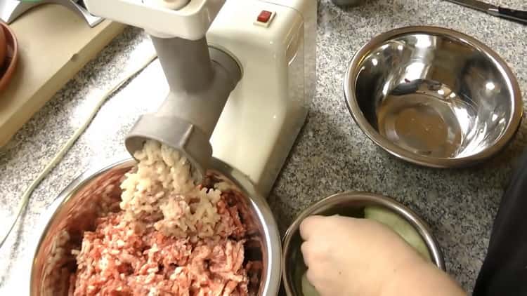 Para cocinar albóndigas de carne. tuerce los ingredientes