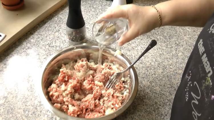 Pour la cuisson de boulettes de boeuf. ajouter de l'eau