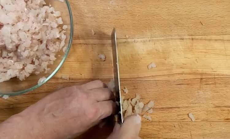 Pour faire des boulettes de brochet, couper le poisson