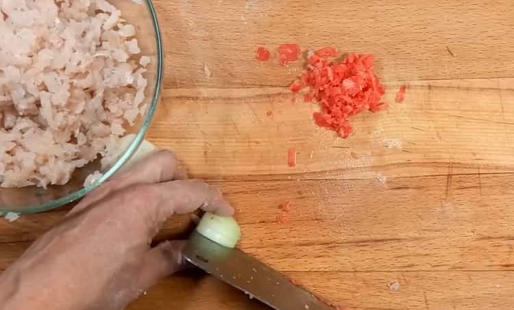 Pour faire des boulettes de brochet, hacher le gingembre