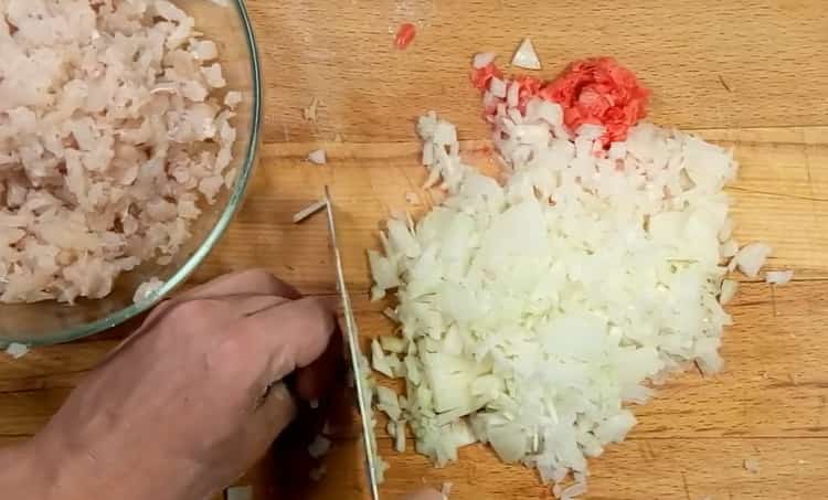 Pour faire des boulettes de brochet, hachez l'oignon