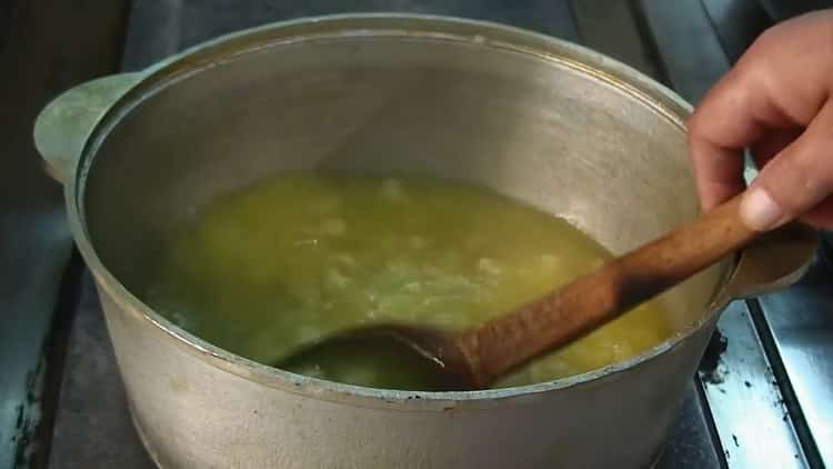 Pour préparer les boulettes au bouillon, préparez les ingrédients