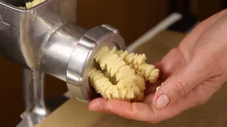 To prepare shortbread cookies through a meat grinder, prepare the technique