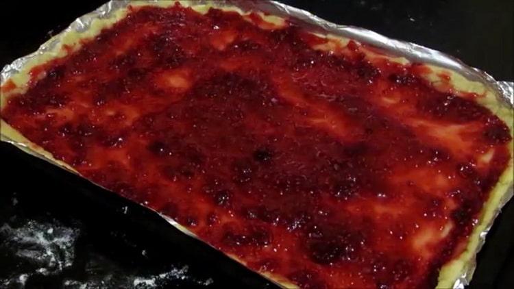 Para hacer galletas de mantequilla con mermelada, ponga la masa en una bandeja para hornear y mermelada en una masa