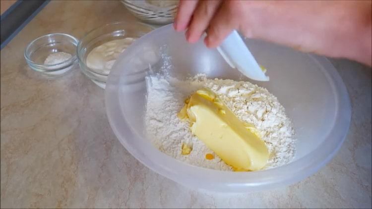 Para hacer pasteles con requesón, combine la harina con la mantequilla